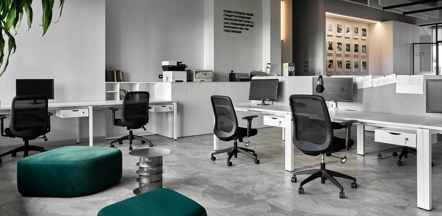 Корпусная мебель индивидуального изготовления, рабочие кресла и мягкая мебель в офисе Таврида Электрик