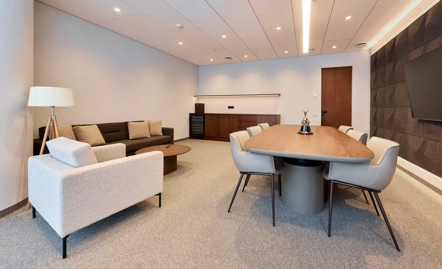 Коллекции складского ассортимента в офисе ГК «А1» в Екатеринбурге